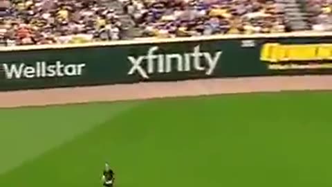 Amazing: Noah Fisher is a tricky outfielder #baseball #tricks #savannahbananas #