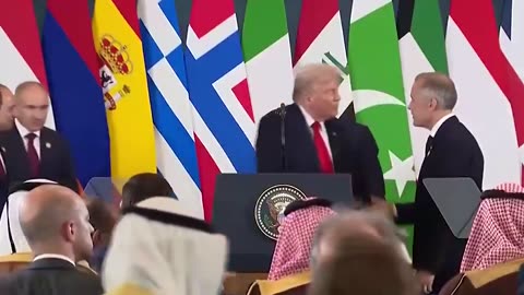 LMAO! HOT MIC catches hilarious interaction between President Trump and Canada PM Carney