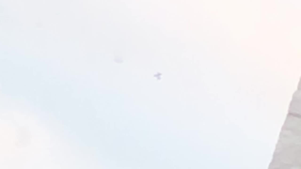 🛸😱 What is this? Looks like an airplane flying backwards.