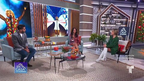 A Guest Dazzled En Casa En Sexy White Boots