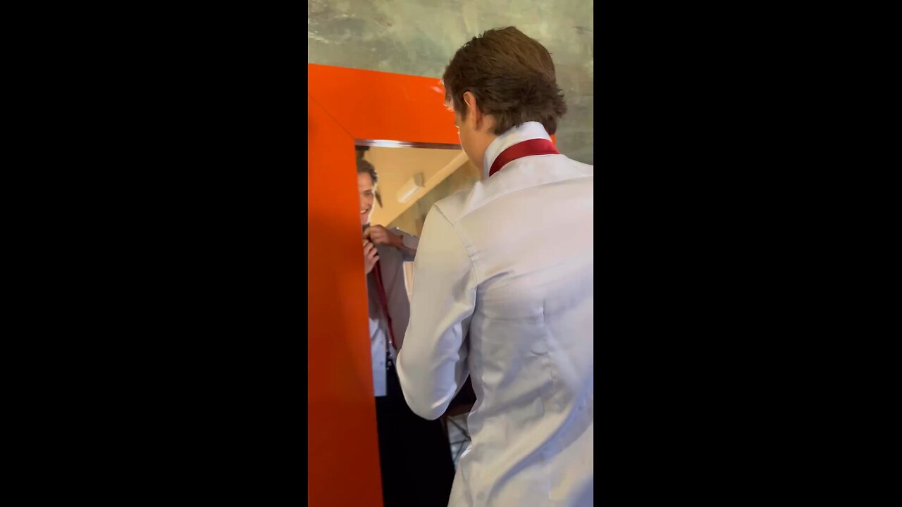 分享幕后花絮 ： 我觉得男人戴领带和摘领带的时候很有魅力诶 ， 你们同意吗？ 宝宝们 🤣🤣🤣🤣☺️☺️☺️☺️ 现在还在活动中哦～ 还不快下单 送给自己的爱人 💞 @gforever_