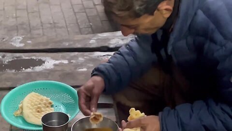 PEOPLE'S FAVOURITE STREET FOOD SIRI PAYE AT ROADSIDE _ BEST VIRAL STREET FOOD TOUR LAHORE