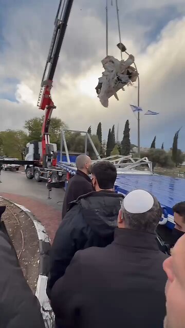 👀 Guarded valor: Ben Gvir confronts a gravestone