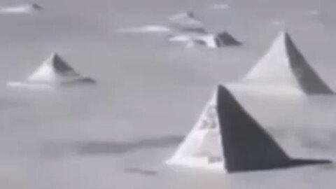 Operation Highjump: Diese Pyramiden Aufnahmen enstanden 1946 durch Admiral Byrd in der Antarktis