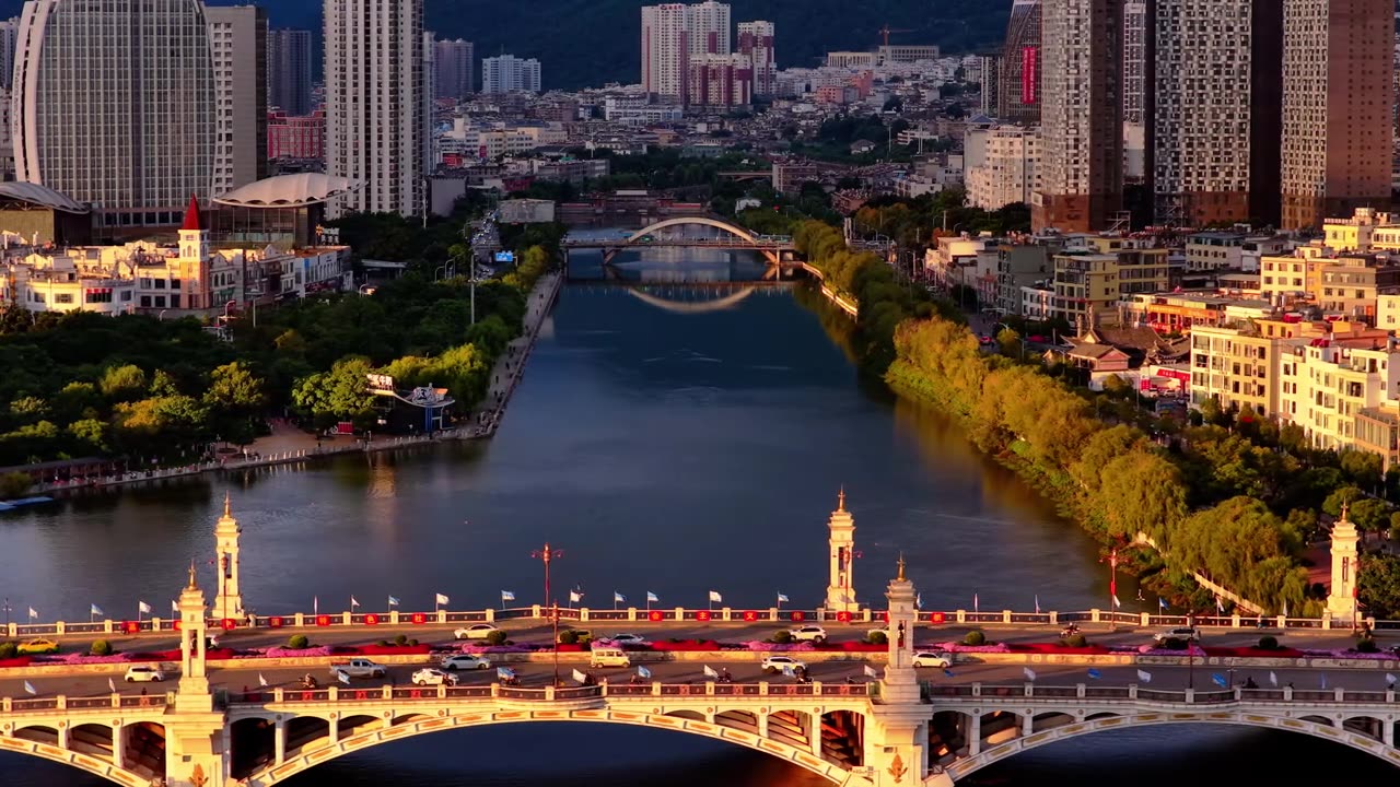 好喜欢这种感觉啊，第一缕晨光洒下，心忽静，身渐松，自在安然。