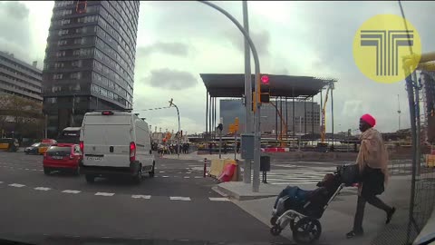 Un hombre destroza un taxi con una piedra gigante en Barcelona