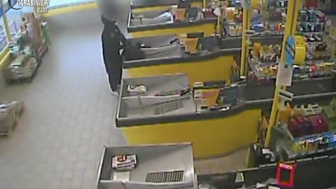 Puglia: rapine a mano armata nei supermercati, arrestato 23enne nel barese - VIDEO