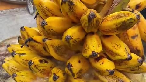 bananas are fried to make delicious crispy bananas