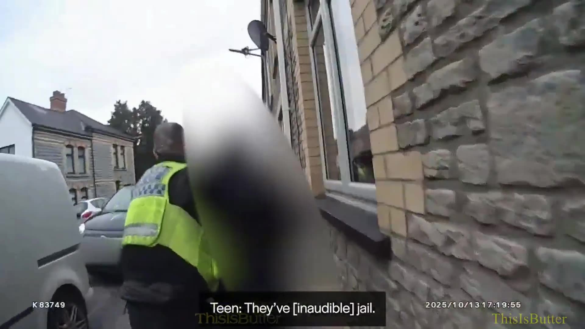 Police bodycam footage shows police confront teen with huge knife