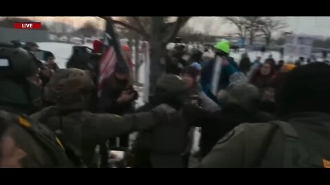 BREAKING NEWS:📣 Protesters attack @icegov Agents in Minneapolis.