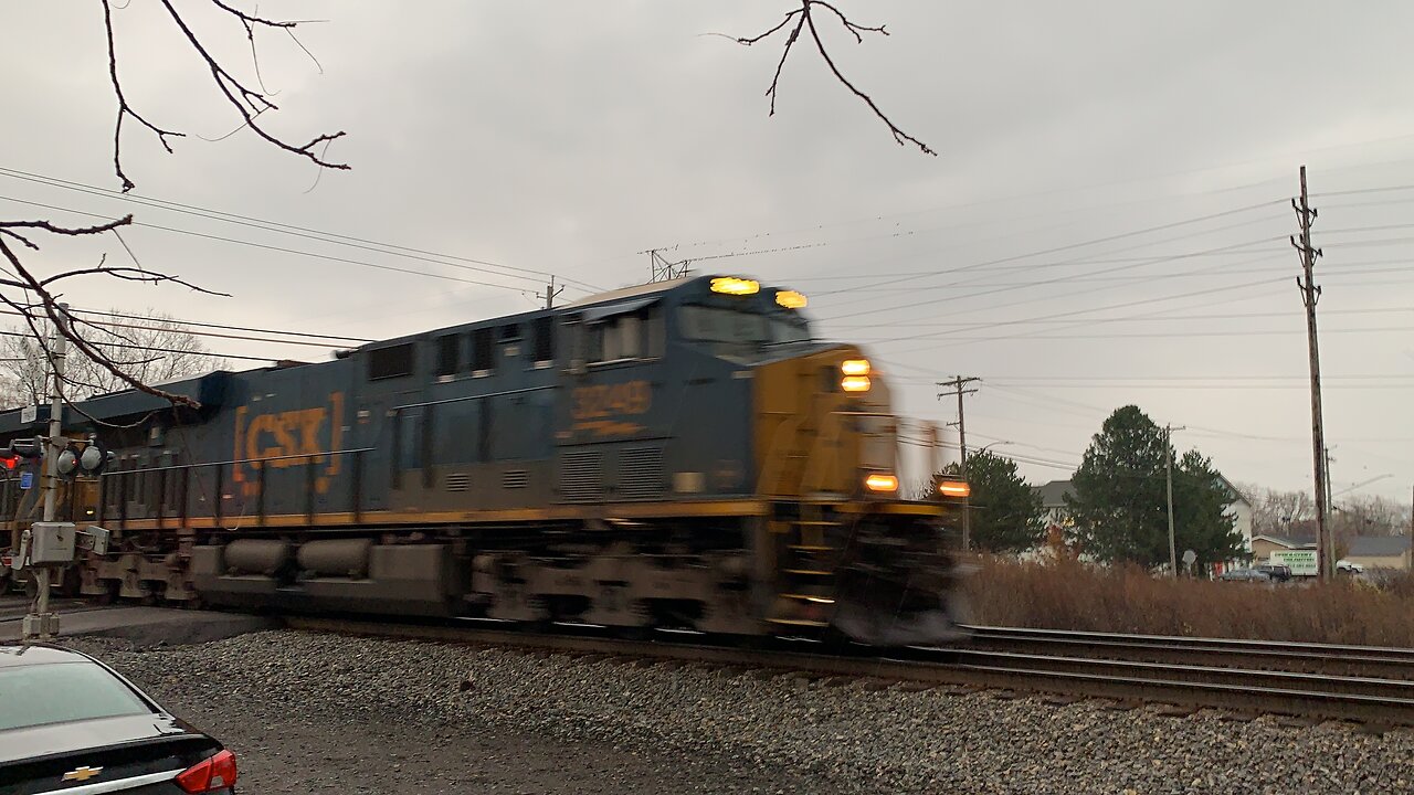 CSX Train engines 3249 and 922 head West in a hurry