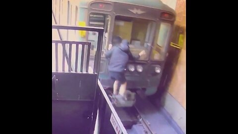 Sancionan a joven por pasearse en el acople de un tren en el metro de Moscú