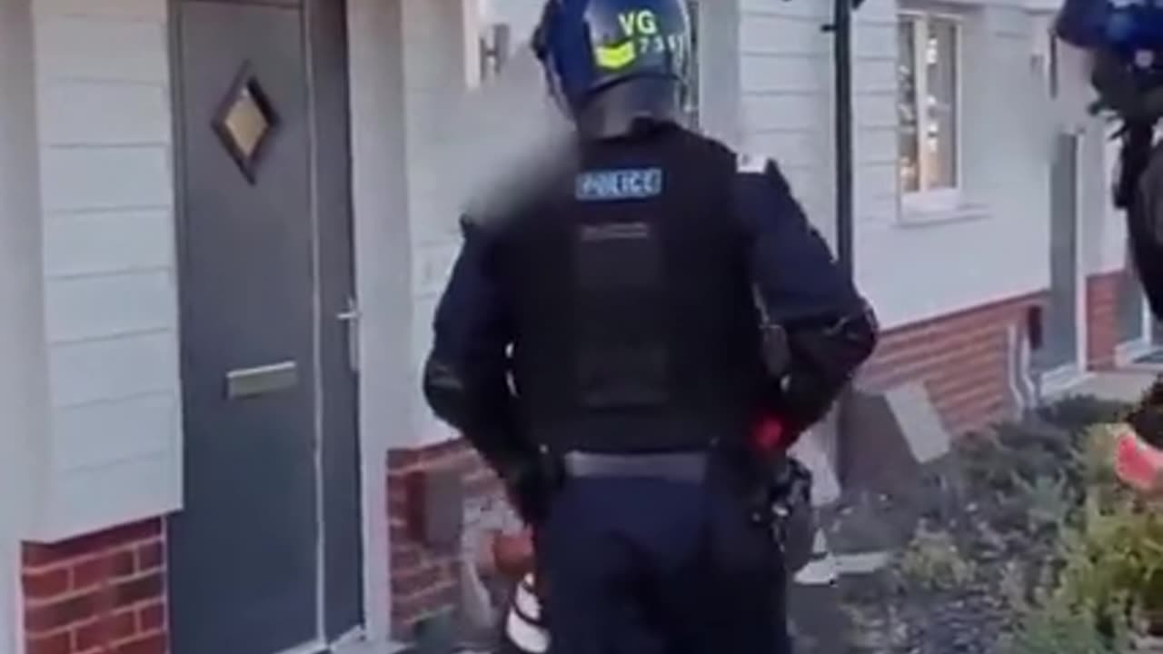 THIS IS WHAT HAPPENS TO PEOPLE IN ENGLAND IF THEY TWEET IT'S BAD FOR MUSLIMS TO R@PE LITTLE GI