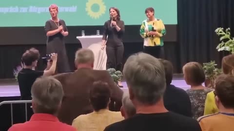 BLITZMELDUNG🚨 Frau Baerbock von wütenden Bürgern LIVE BESCHIMPFT!!