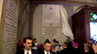 Pope Leo struggles to unveil plaque commemorating his Turkey visit