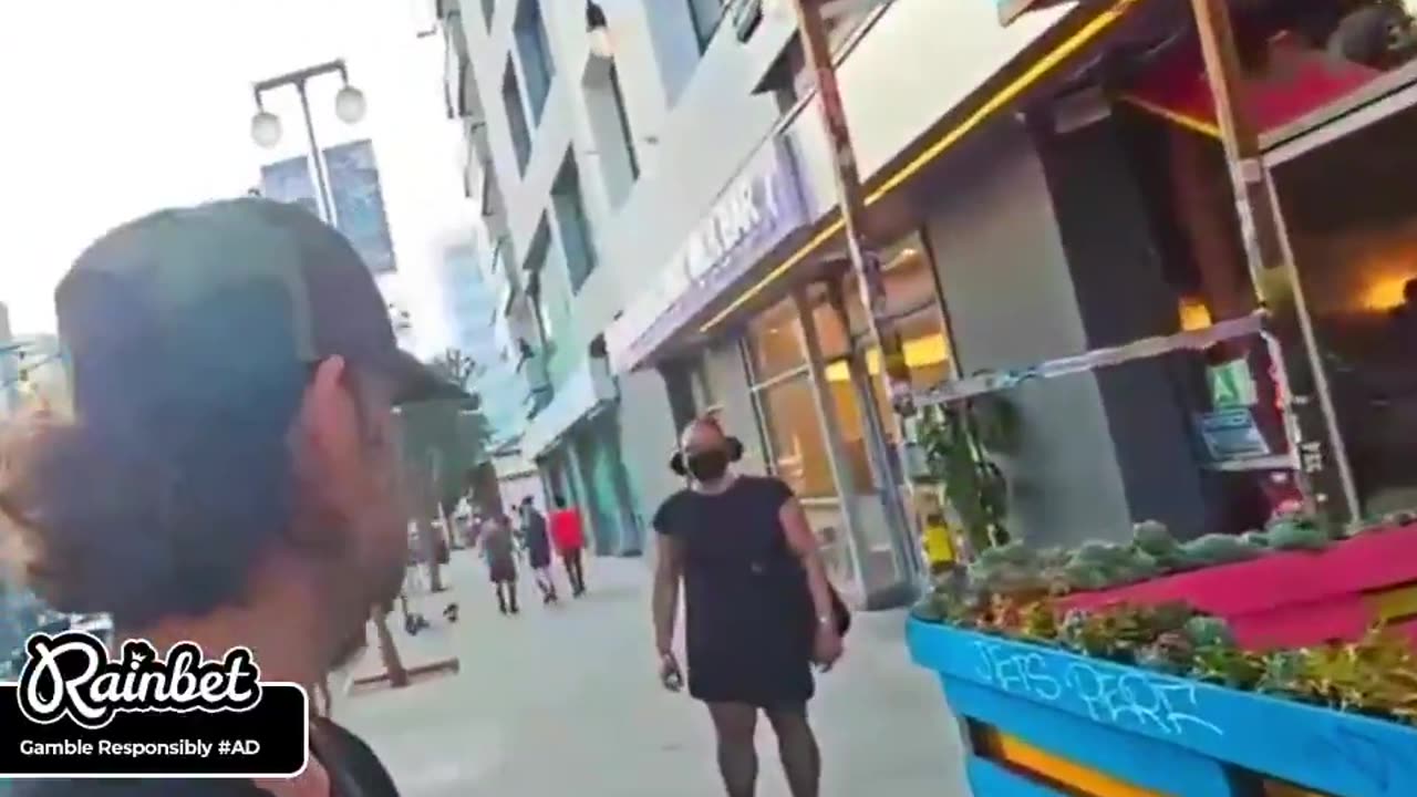 Stranger confronted a streamer in public