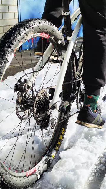 How does an unprepared MTB bike ride on snow?