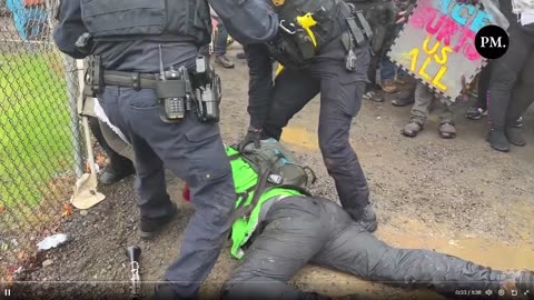 Cảnh sát liên bang vật những kẻ kích động xuống bùn khi nghi phạm chống cự tại cơ sở ICE ở Portland.