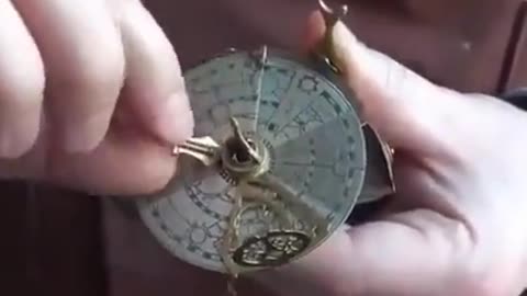 A PORTABLE SUNDIAL 🌞 FROM THE LATE 1800s