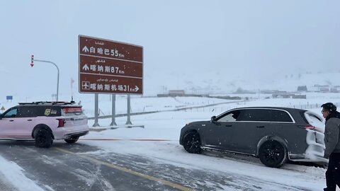 Extreme Snowfall & Freezing Roads | Cars Slipping in Dangerous Winter Weather