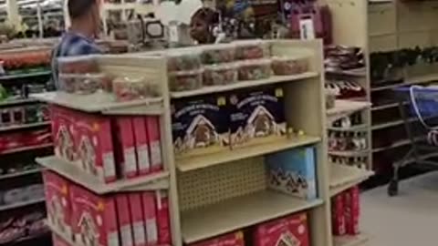 black woman threatens the life of this man who is trying to kick her out