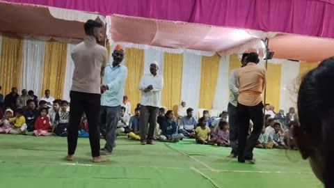 Hollywood actor main Bhagwat Katha ho raha hai usmein mahilaon dwara dance performance Kiya Gaya