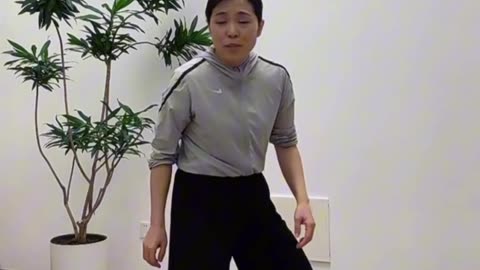 0151.用身體踢足球