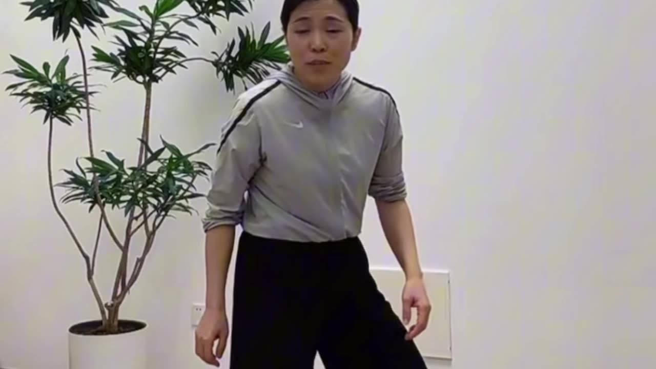 0151.用身體踢足球