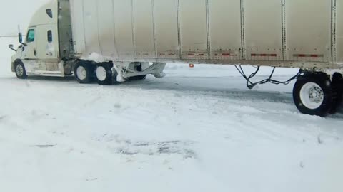 I'm stuck he's stuck we're all stuck #reallifetruckers #ourtruckinglife #trucking #truckzone