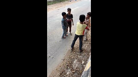 poor children fighting on road👋🏻💪🏻👅