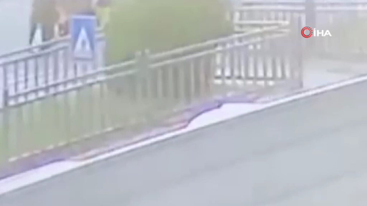 Yola fırlayan çocuk aracın altında kalmaktan son anda kurtuldu