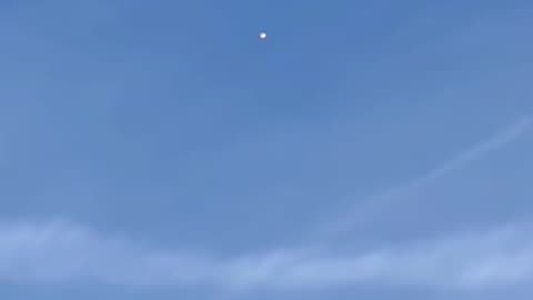 🚀👽 Strange Cube-Shaped UFO / Drone Seen Floating Above Sarasota, Florida - What's the Explanation? |
