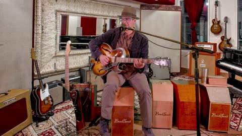 A Jazz Guitar, Loop Station & The Only Drum For Solo Artists! 🎸🎶🪘