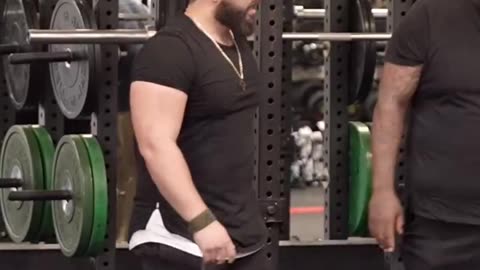 Hilarious Gym Prank: Lifting Fake Weights