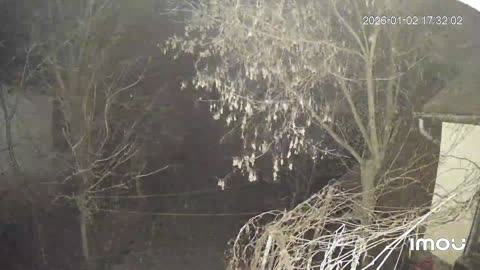 A liberális migráns terroristák szándékosan az ingatlanunkra lövik az illegális tűzijáték rakétákat!