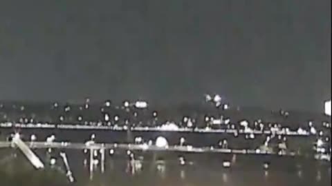 MID AIR COLLISION WITH A AMERICAN AIRLINES JET AND A ARMY HELICOPTER RONALD REAGAN AIRPORT.mp4