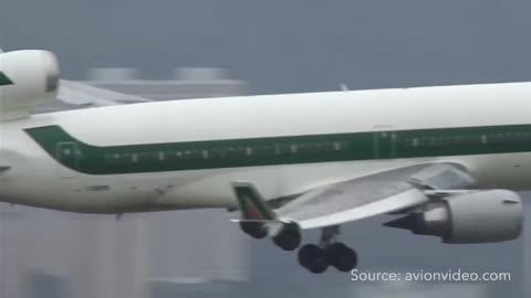 Impressive landing of the MD-11 of Alitalia at the famous Hong Kong Kai Tak airport