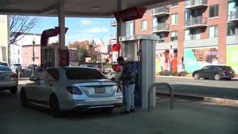 National average gas prices fall below $3 per gallon, lowest since 2020