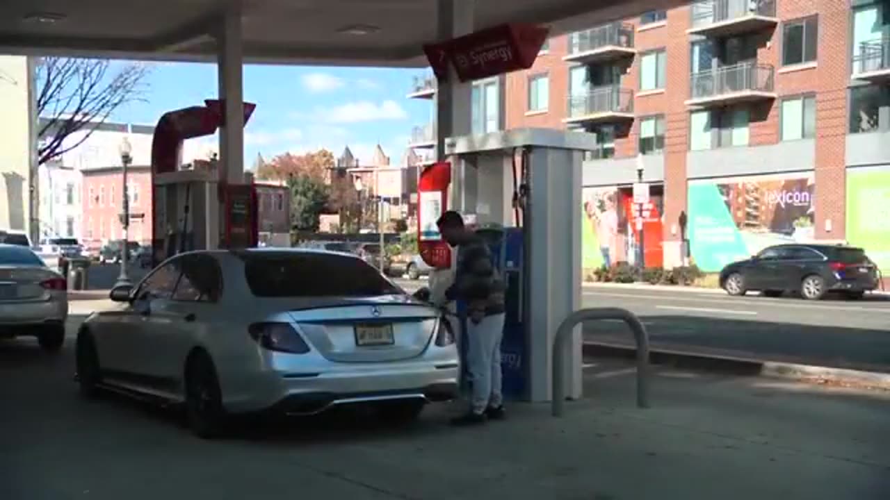 National average gas prices fall below $3 per gallon, lowest since 2020