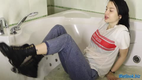 Wetlook girl in bath