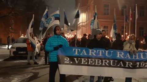 Tartu rahu 105. aastapäeva EKRE korraldatud Tõrviku rongkäigu ettevalmistus Poska kooli juures