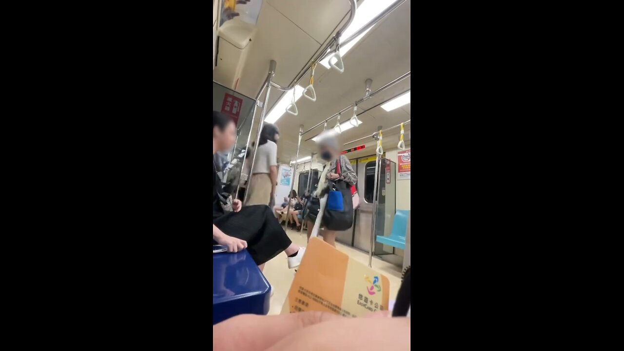 Some netizens said the passenger was wrong to kick an elder, while others felt they had the right