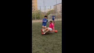 ⚽️Se encara con el público tras una fallida disputa del balón