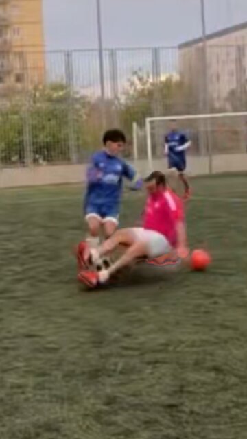 ⚽️Se encara con el público tras una fallida disputa del balón