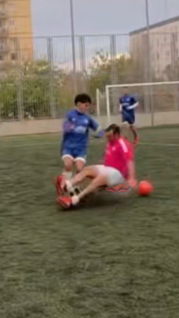 ⚽️Se encara con el público tras una fallida disputa del balón