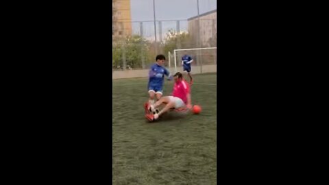 ⚽️Se encara con el público tras una fallida disputa del balón