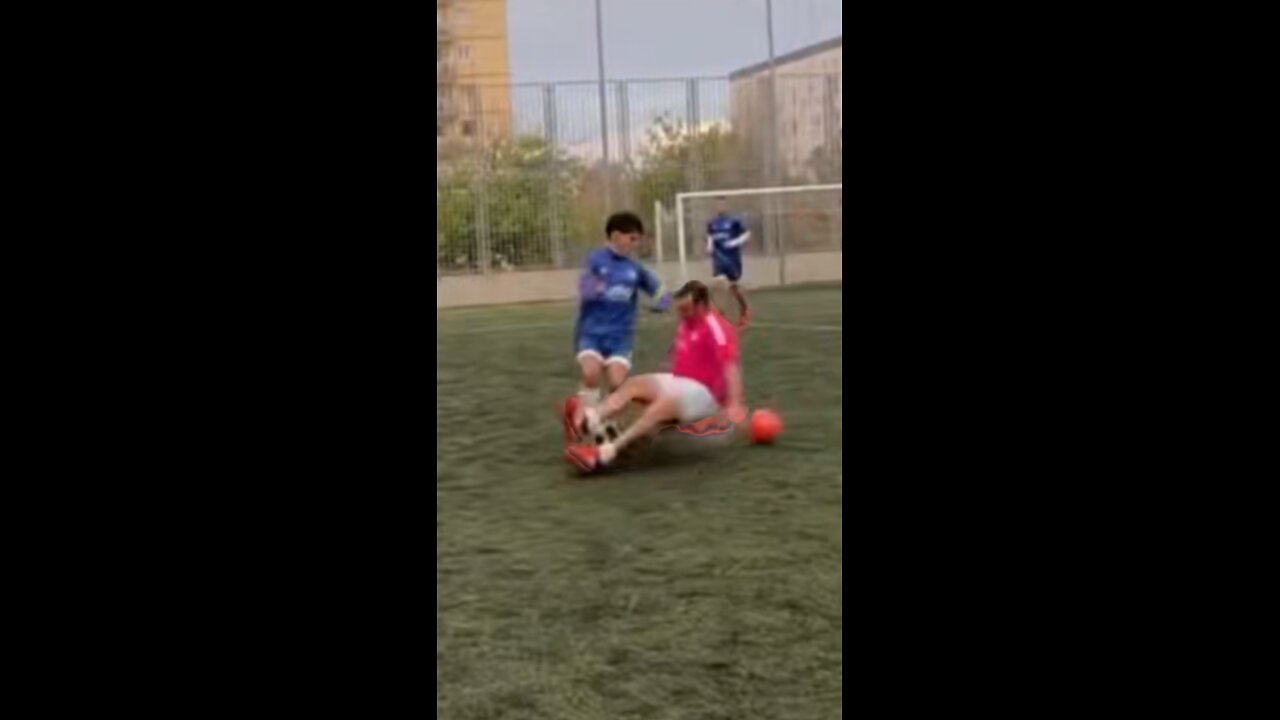 ⚽️Se encara con el público tras una fallida disputa del balón