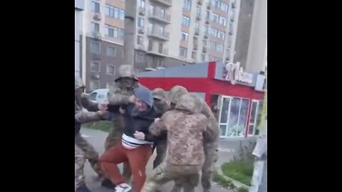 Transeúntes rescatan a hombres de un grupo de reclutadores violentos en Ucrania