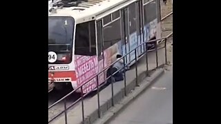 Hombre cae bajo un tranvía y sobrevive