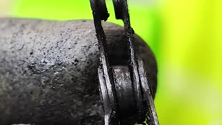 The bicycle chain is worn out. What does a stretched bike chain look like